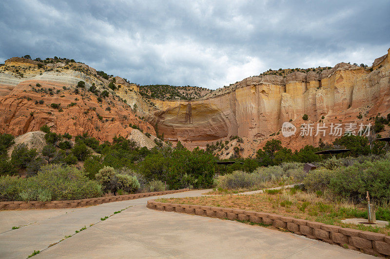 “回声圆形剧场”(Echo Amphitheater)是新墨西哥州阿比奎(Abiquiu)的一个路边景点，以其独特的回声听觉特性而闻名，但据说也带有西部野蛮杀戮的痕迹。